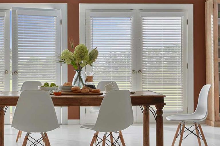 Cordless store wood blinds